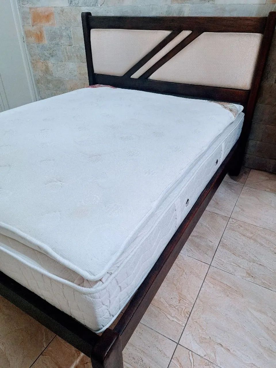 Cama Queen em Madeira Maciça + Colchão Orthocrin