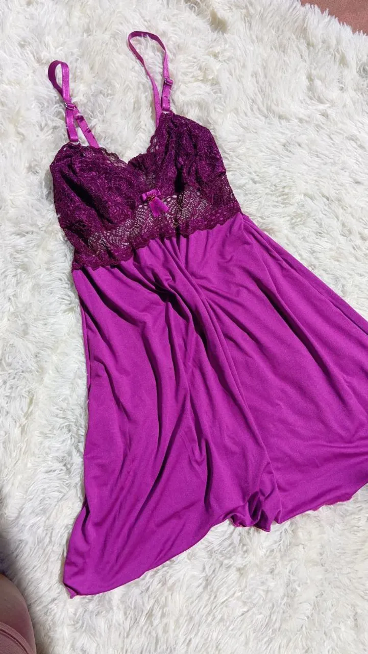 Camisola roxa com detalhes em renda