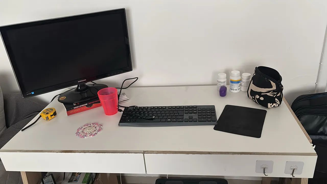 Mesa de escritório com gavetas