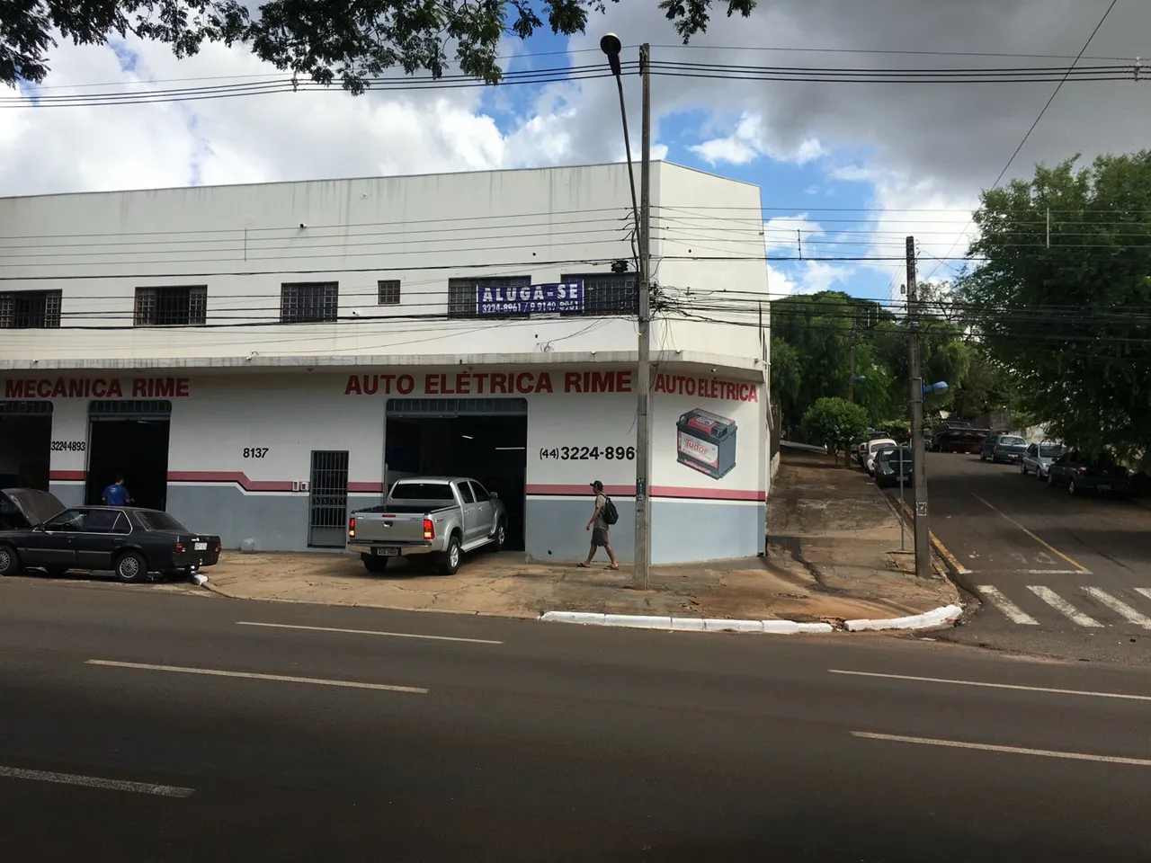 Alugo sala sobre loja na avenida Colombo. 