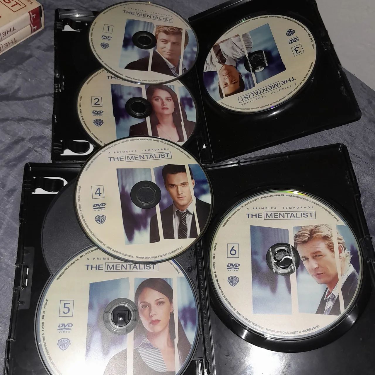 Box dvds the mentalist 1 e 2 temporadas - Foto 3