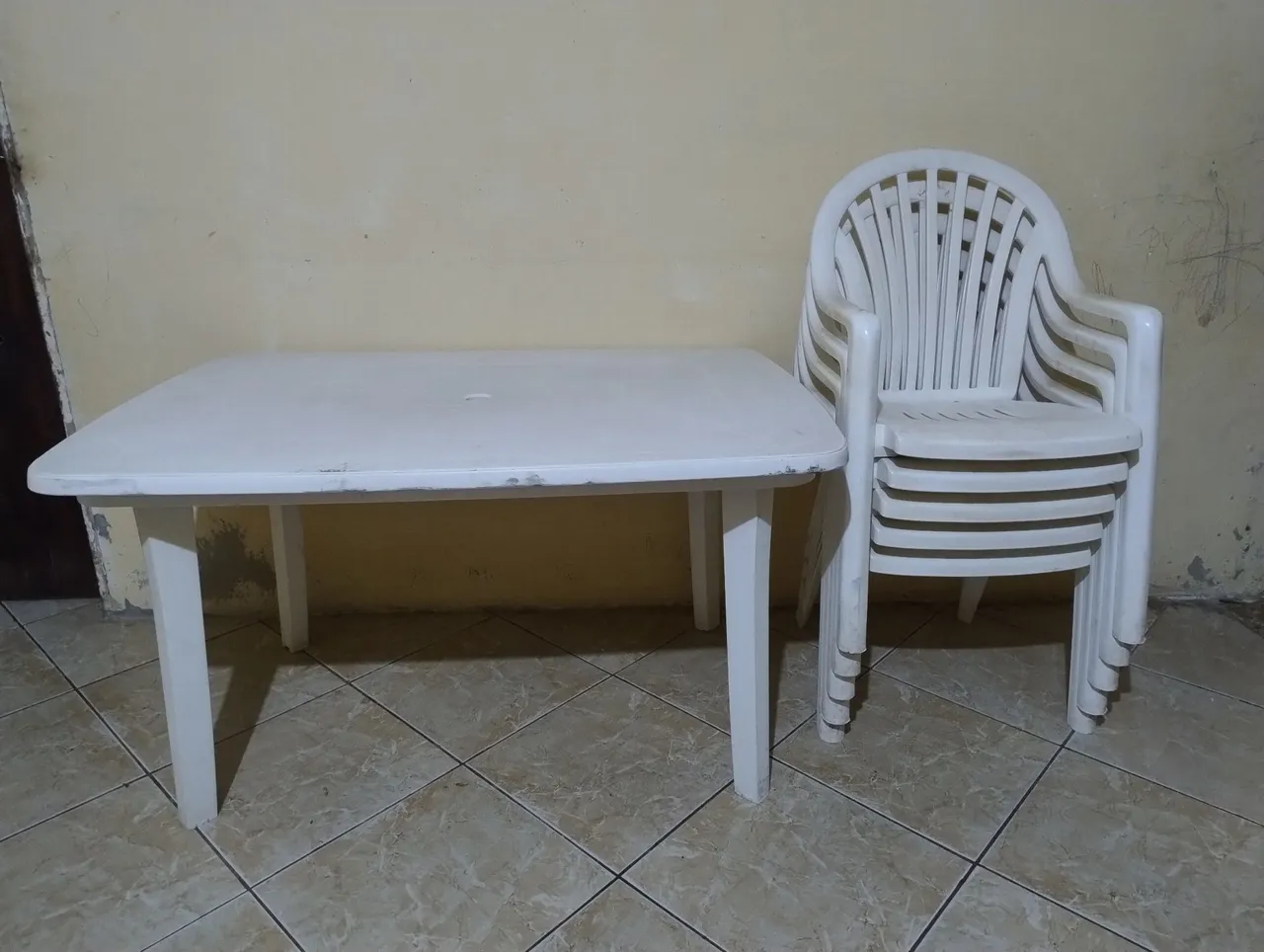 Mesa de plástico branca e cadeiras