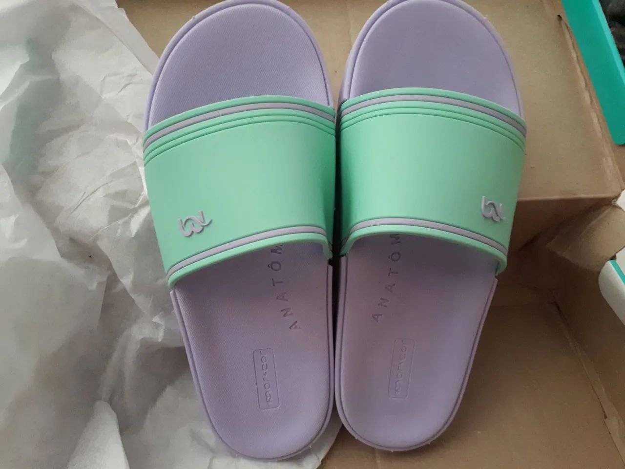 Chinelo com motinho de brinquedo. - Foto 2