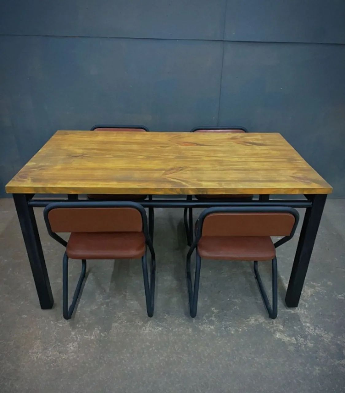MESA DE JANTAR - MADEIRA MACIÇA E BASE METÁLICA - Foto 3