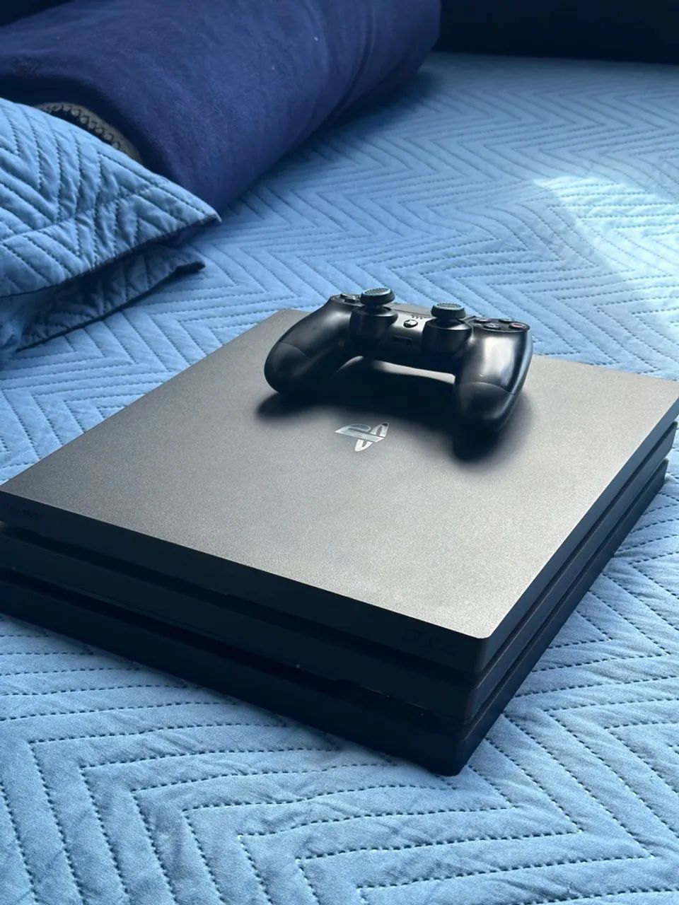PS4 PRO 1TB + 1 JOGO DE BRINDE