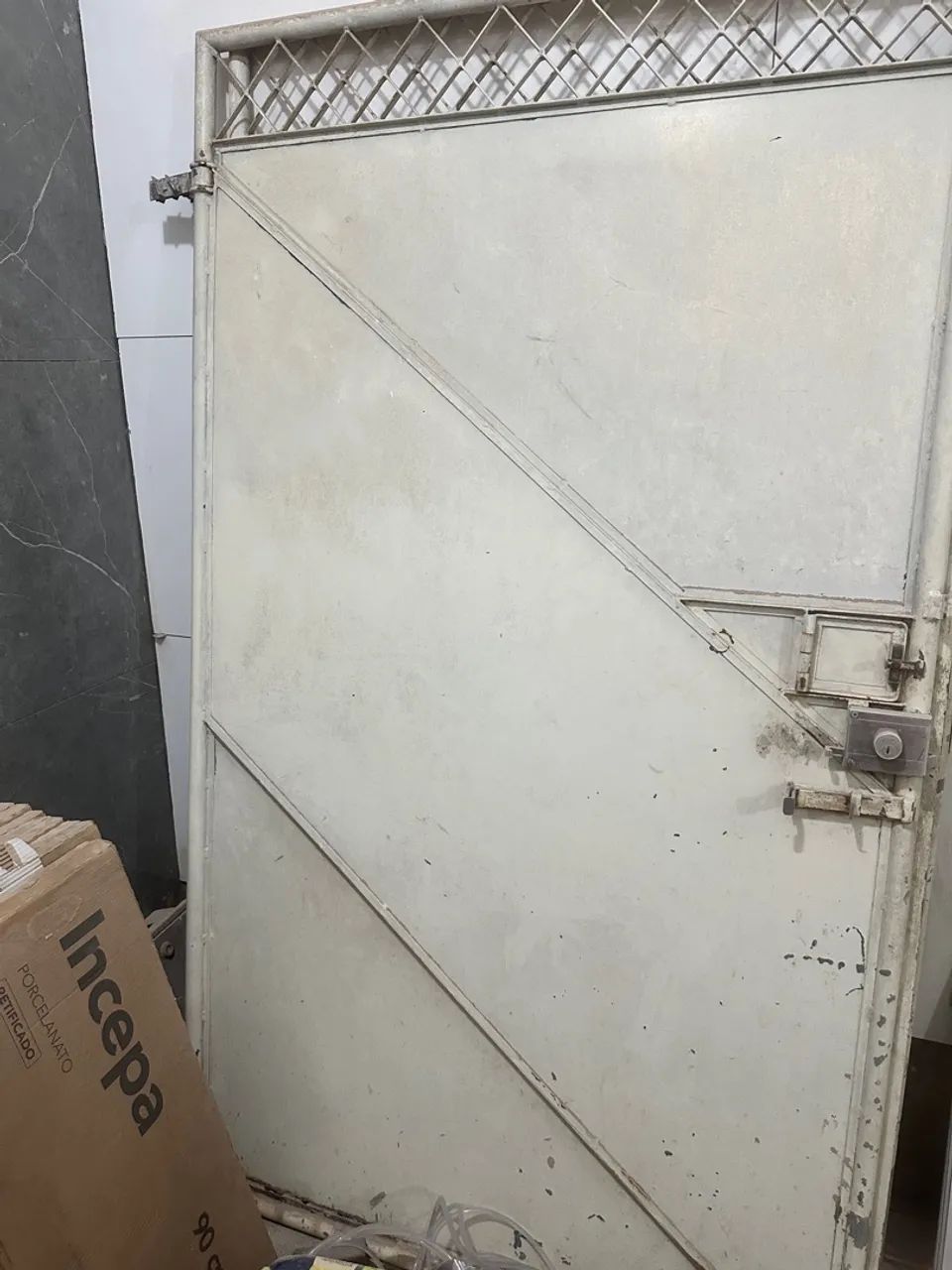 Portão de Chapa galvanizada com fechadura  - Foto 2