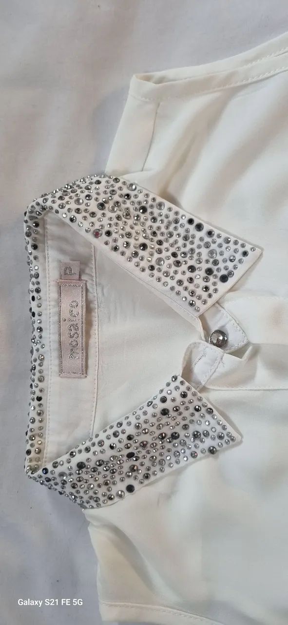 Camisa feminina branca P com cristais - Foto 3