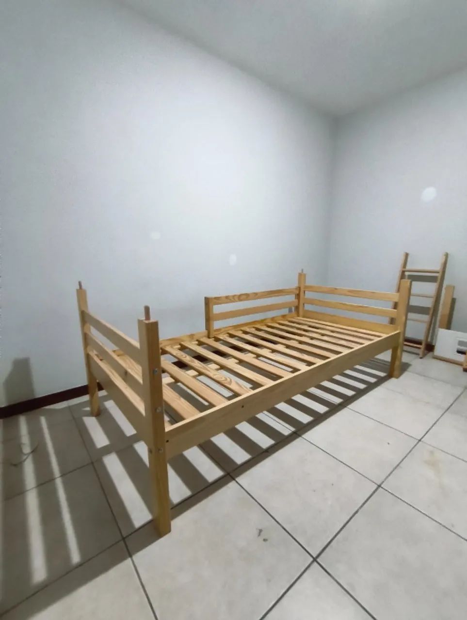  Cama solteiro em Madeira
