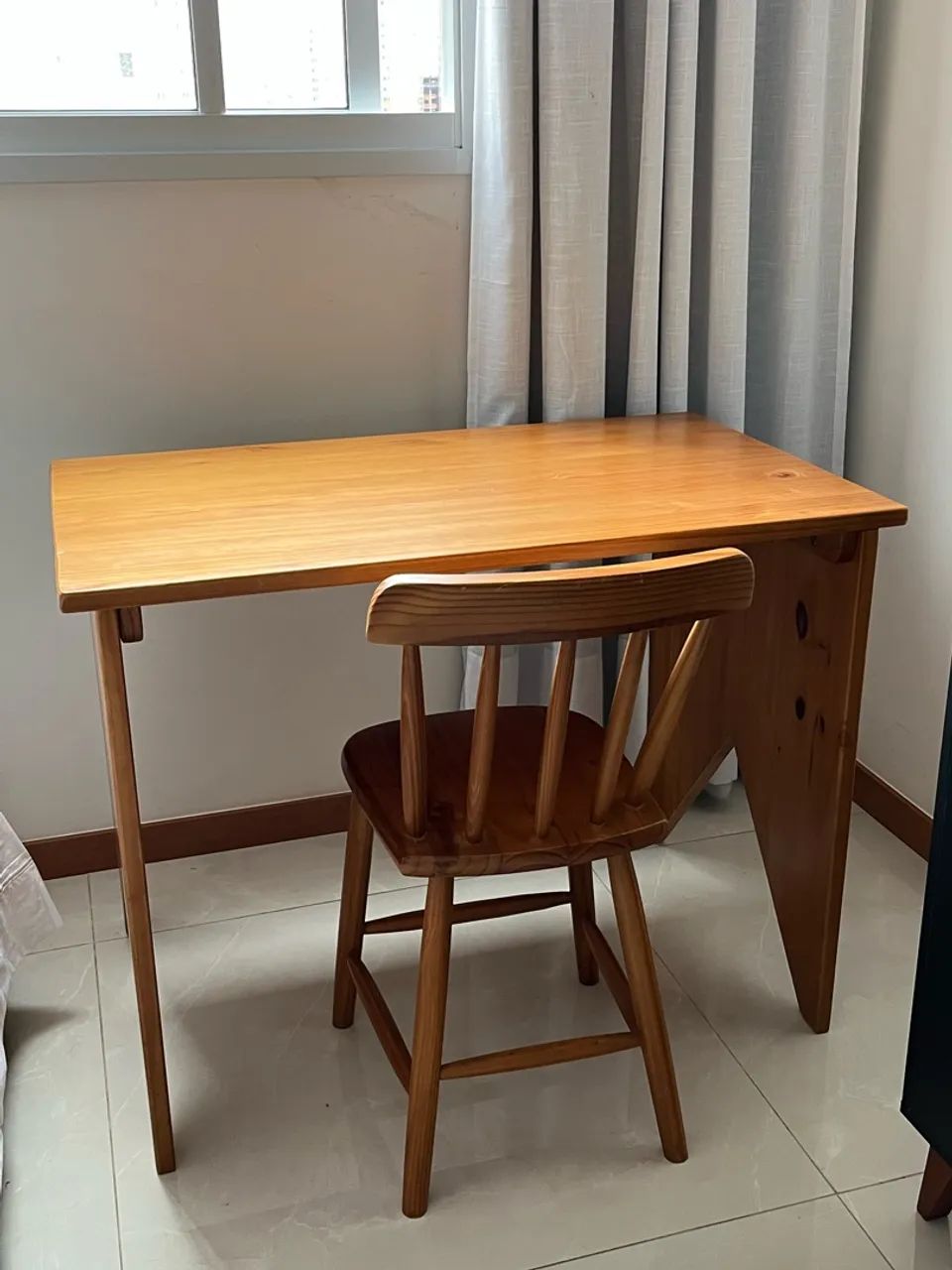 Conjunto rústico mesa e cadeira de madeira 