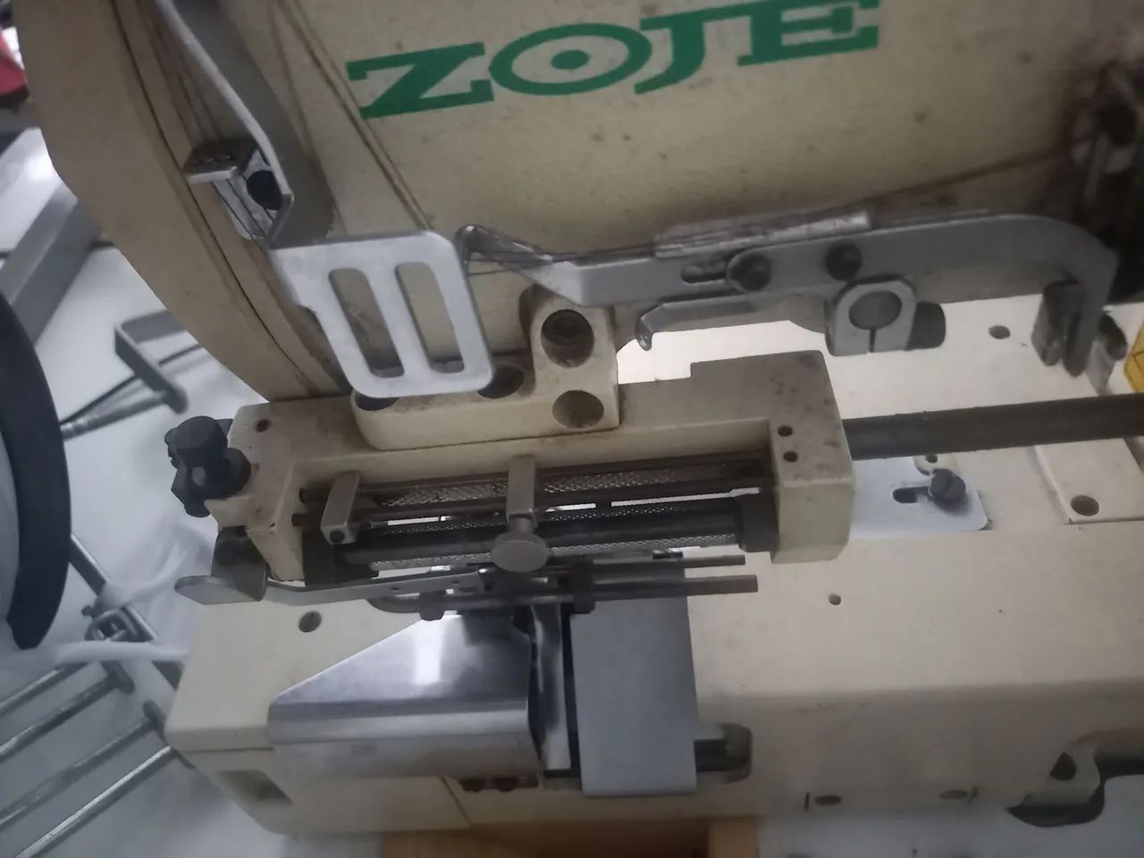 Máquina de costura BT