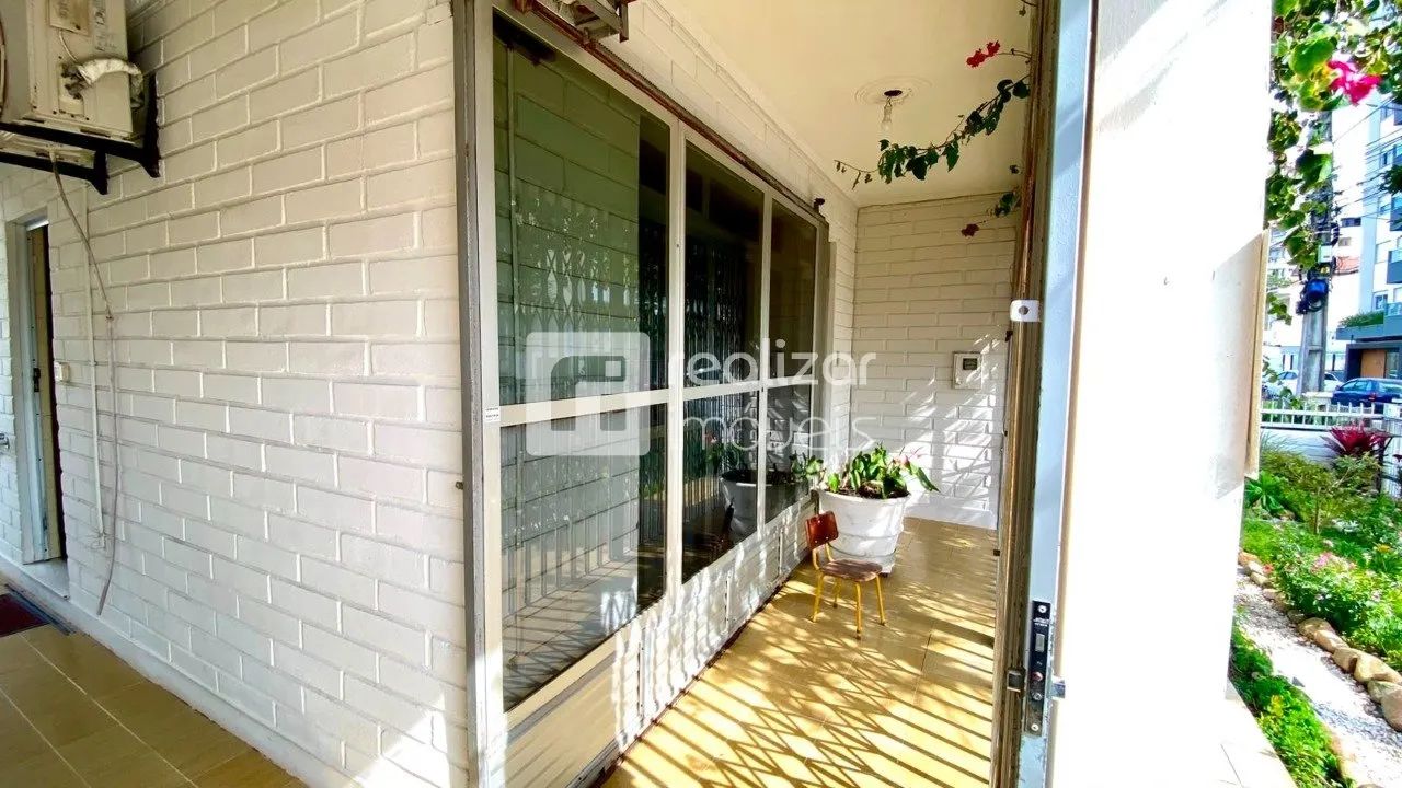 Casa semimobiliada com 3 dormitórios e amplo espaço em Barreiros - São José - Foto 3