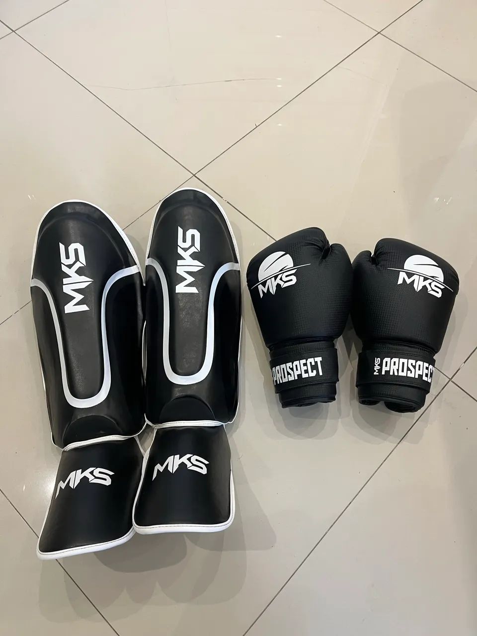 Luva e Caneleira MKS - em perfeito estado (usada apenas 2 vezes)