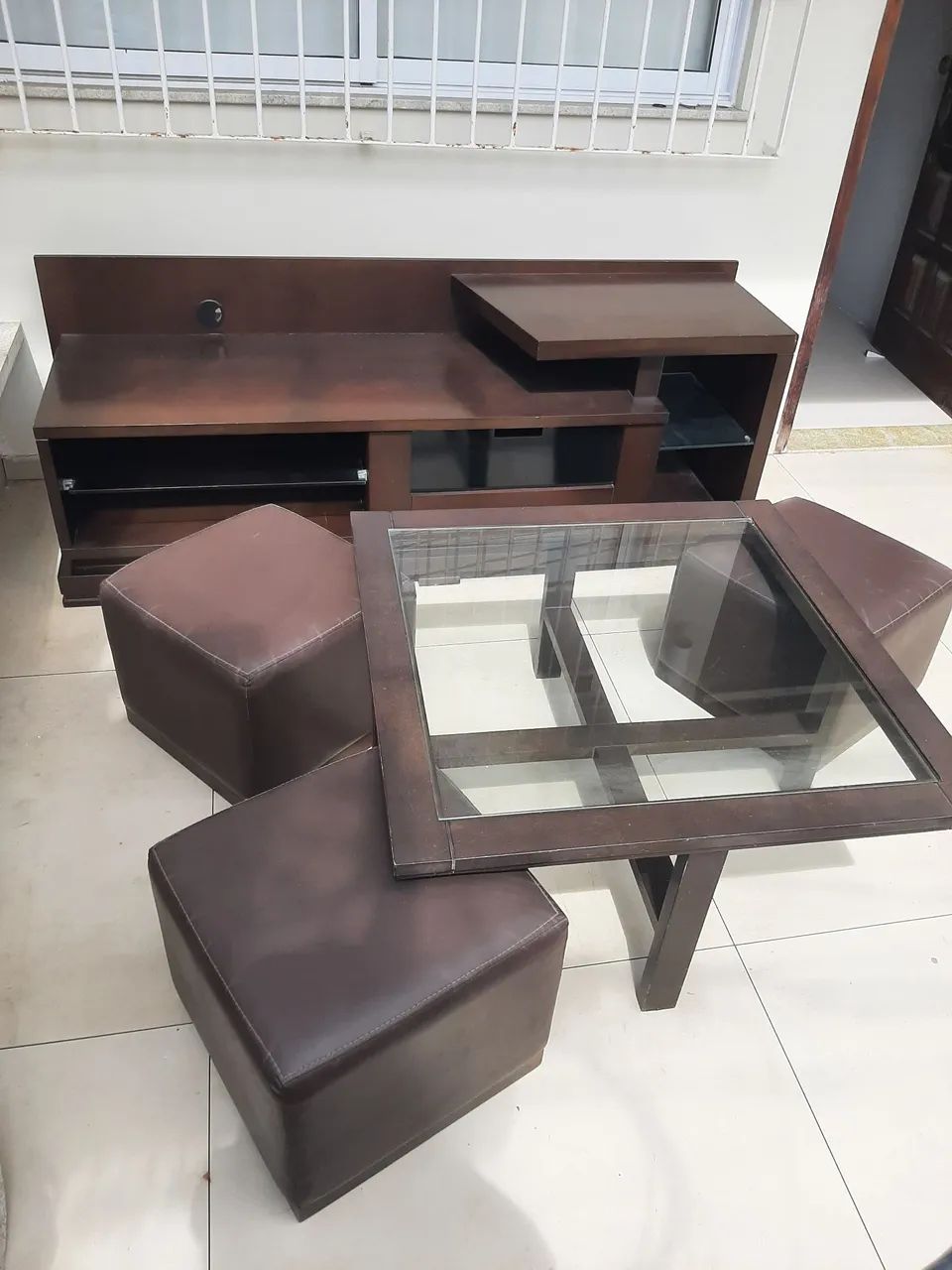 OPORTUNIDADE Rack, mesa de centro com 3 pufs  - Foto 2