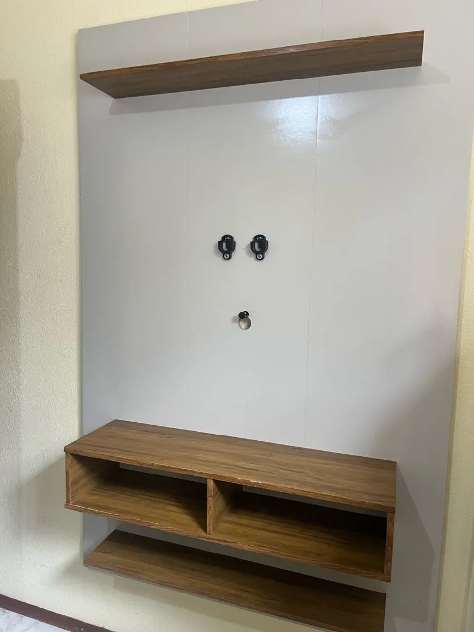 Painel para TV suspenso MDF com prateleiras e nichos