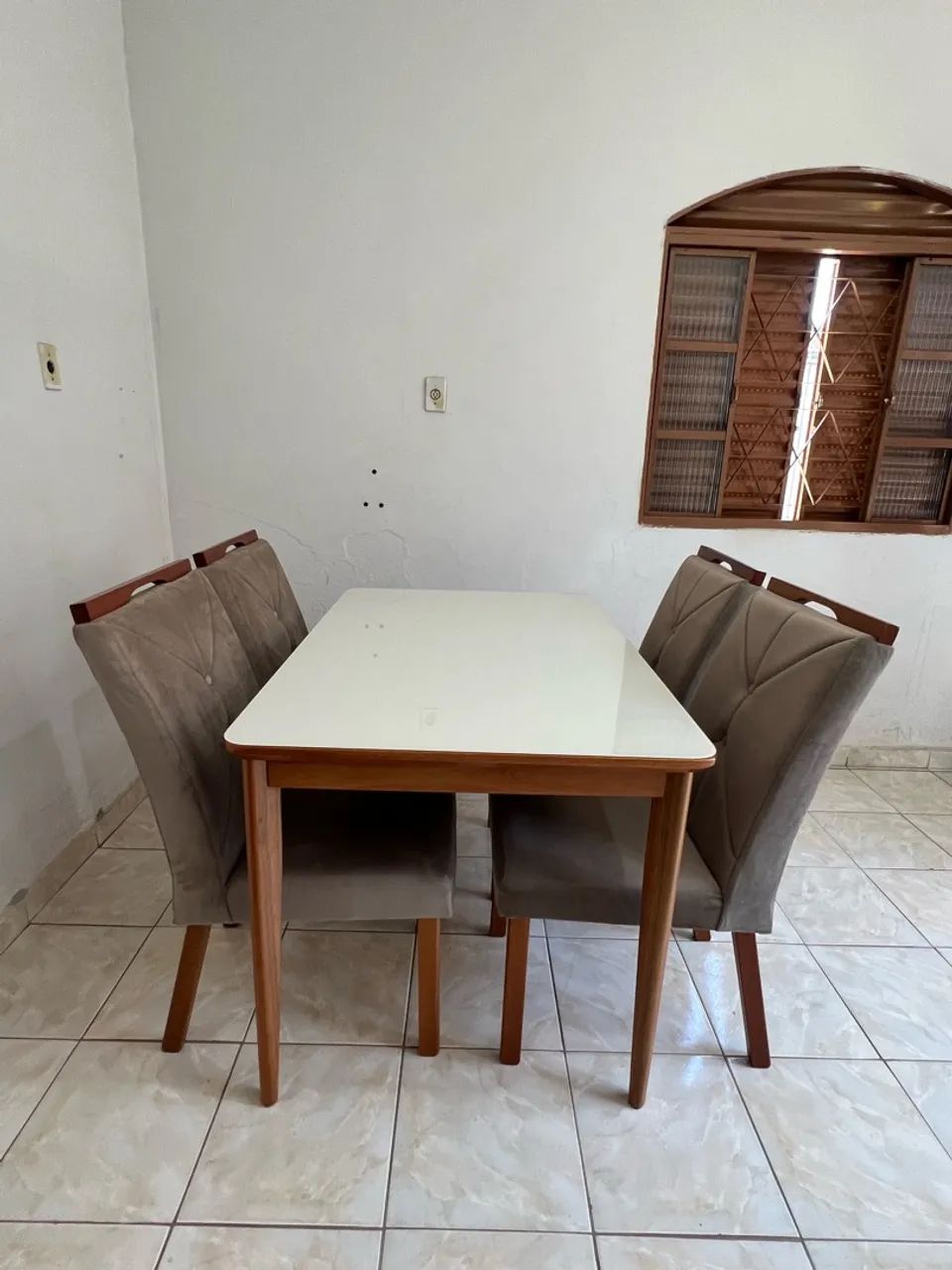 Mesa de madeira com tampo de vidro e 4 cadeiras 