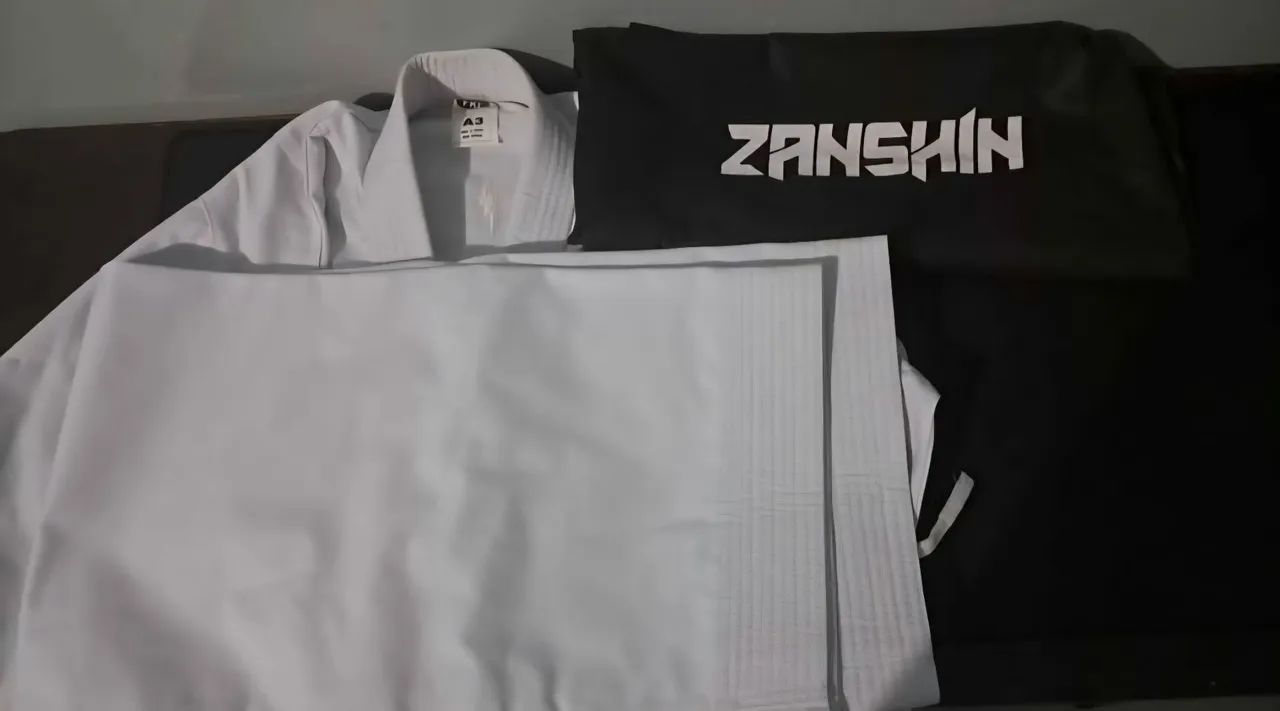 Kimono Zanshin Karate (DESAPEGO)