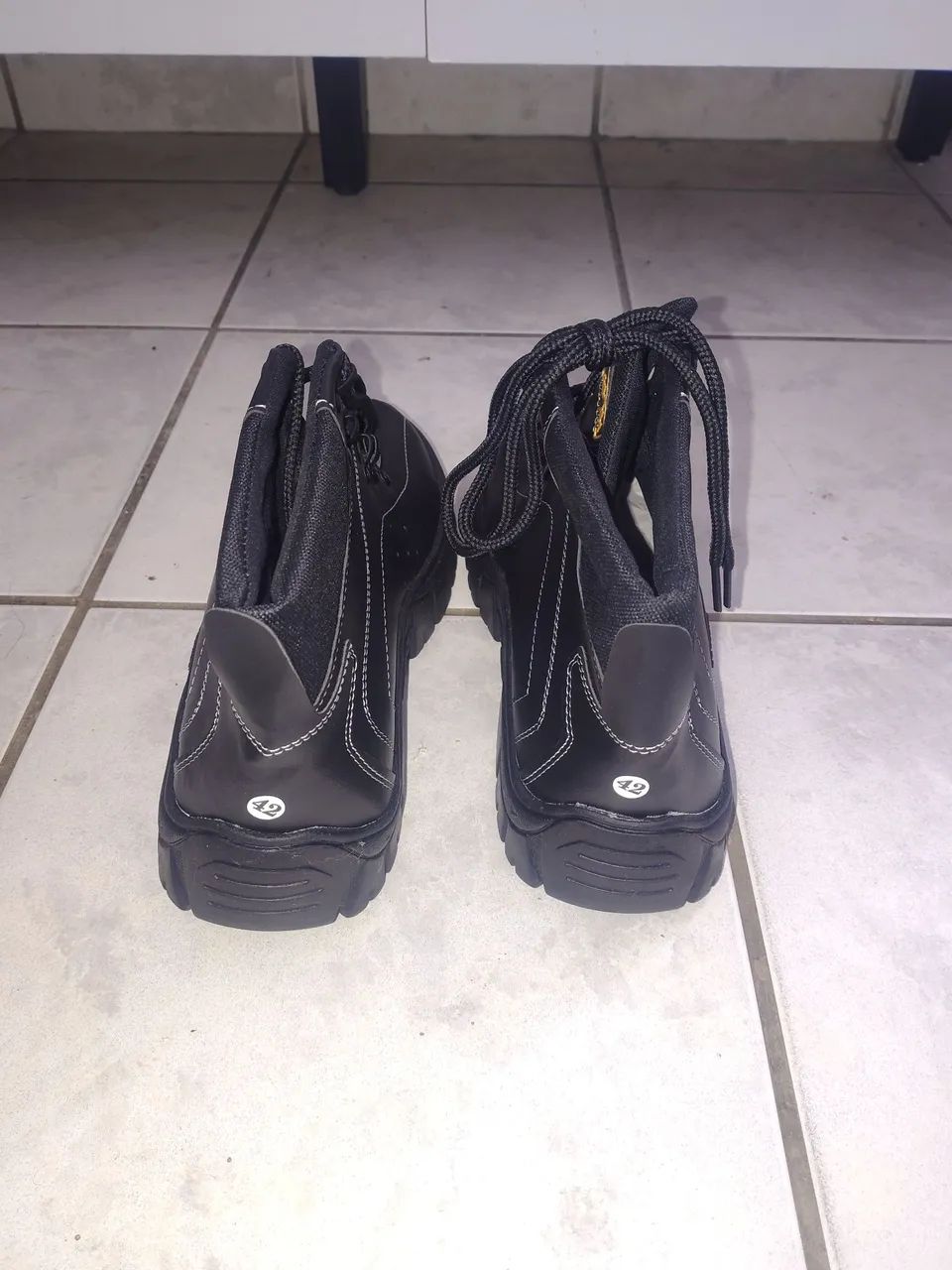 Bota de couro números Nova. Nunca usado.