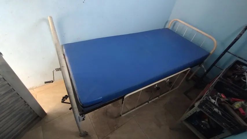 Cama hospitalar com colchão e cadeira de rodas 
