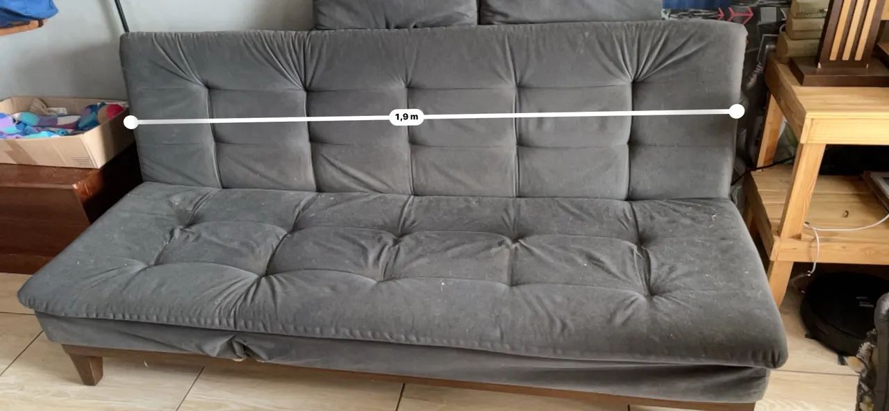 Sofá-cama de 3 lugares é revestido em suede cinza - Foto 4