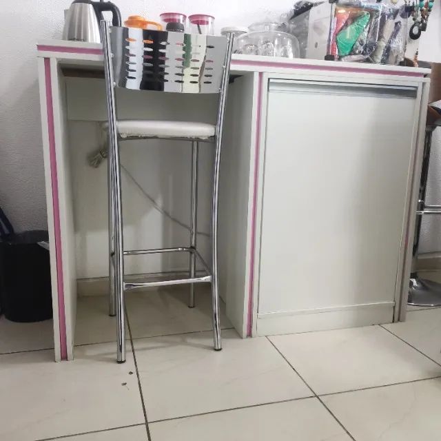 Mesa de MDF apoio de frigobar ou cadeira, com armário pra guardar alguma - Foto 2
