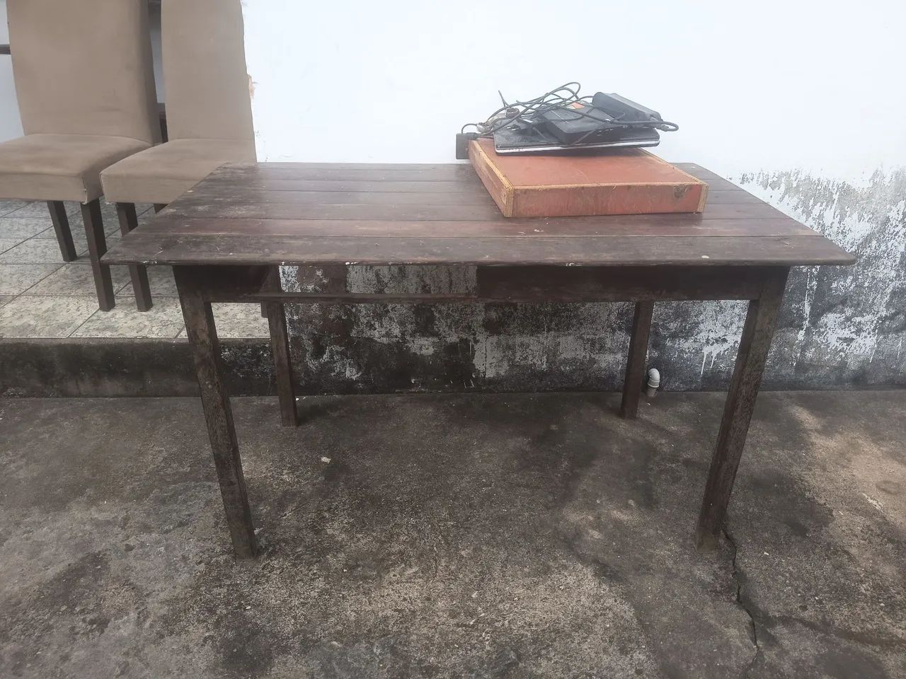 Rack antigo, mesa e cadeiras de plástico  - Foto 2
