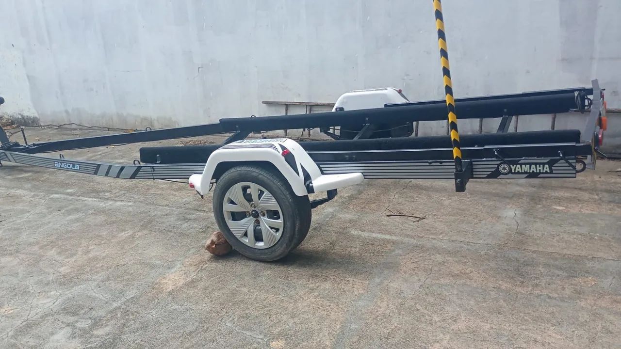 Vendo Carretinha para Lancha, Jet-ski e casco de alumínio. 