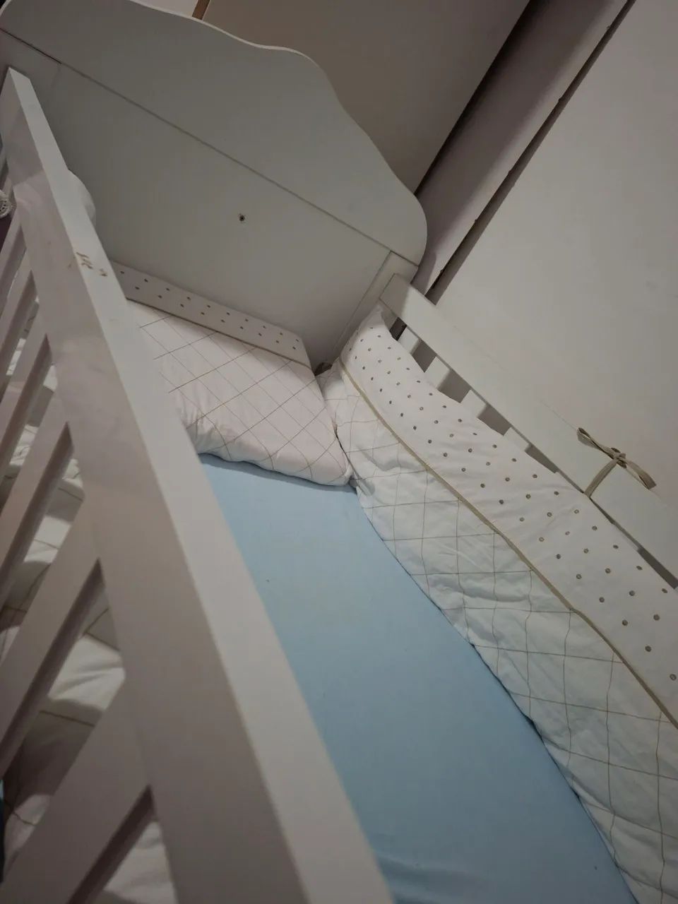 Berço de Bebê Branco com Detalhes Luxo - Ótima Conservação - Foto 2