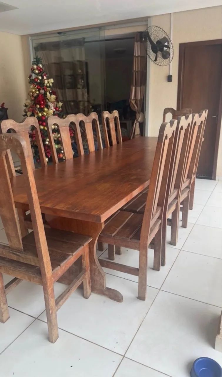Mesa de madeira com 10 cadeiras  - Foto 2