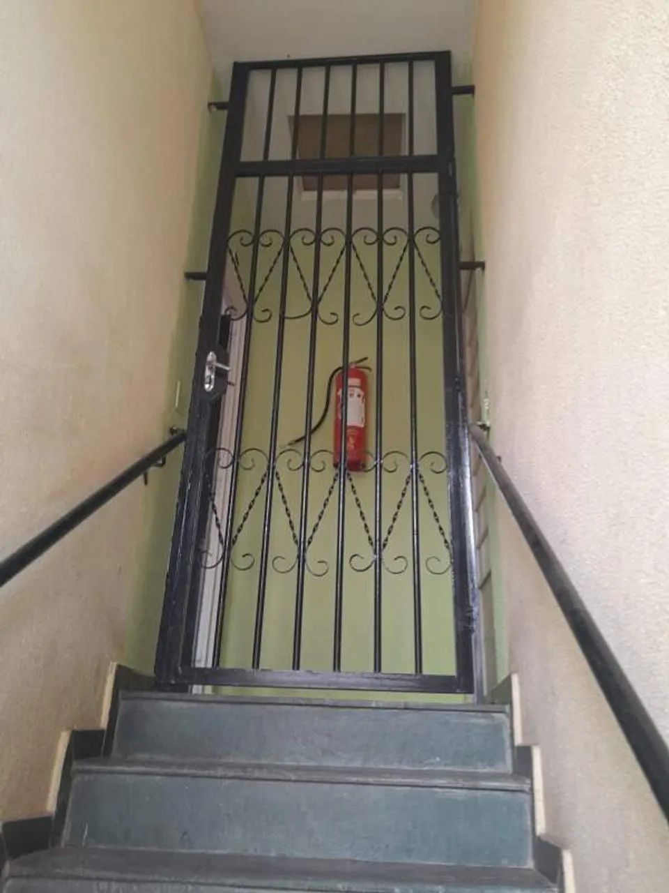 ÓTIMA CASA GEMINADA DE DOIS QUARTOS SEM VAGA DE GARAGEM - Foto 3
