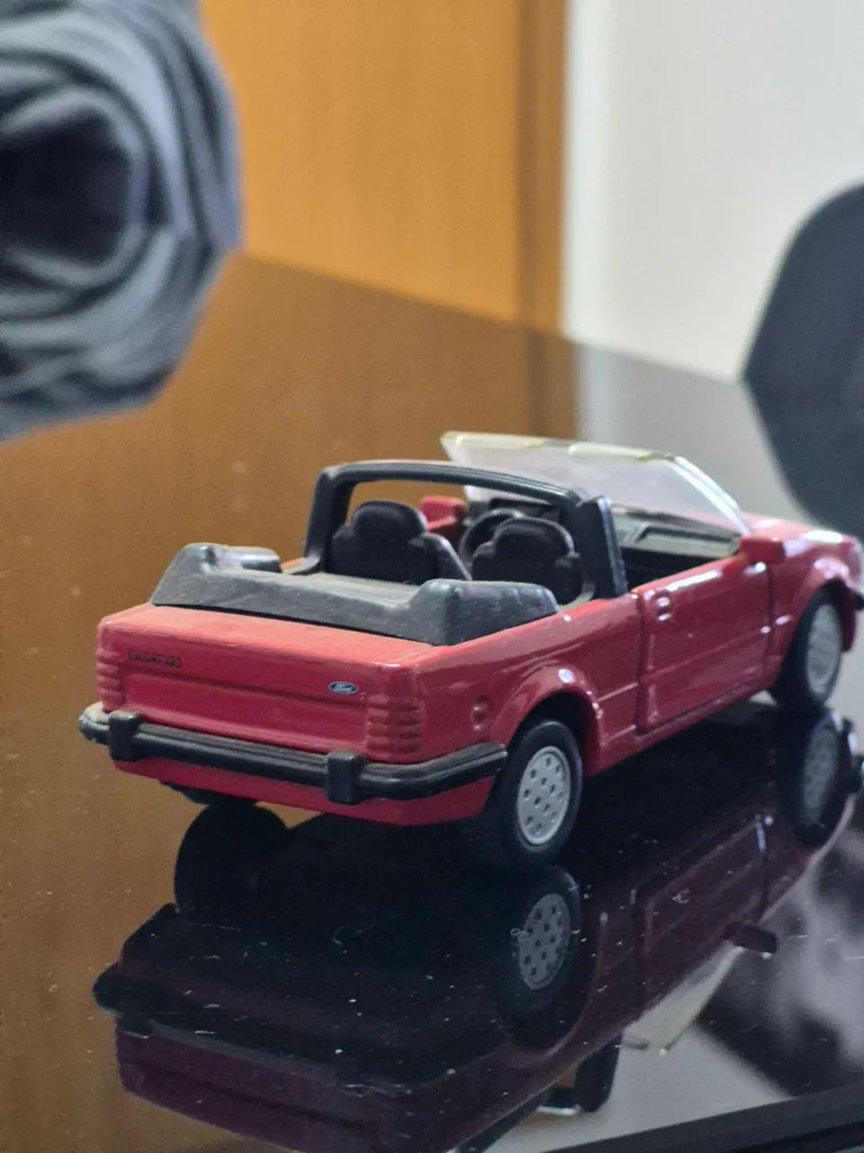 Miniatura Ford Escort conversível vermelho  - Foto 2