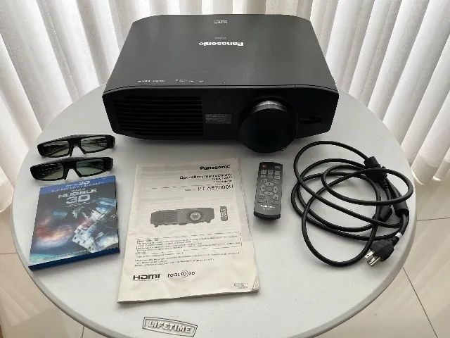 Kit Cinema 3D: Projetor Panasonic PT-AE7000U + 2 Óculos Ativos + Filme Blu-ray