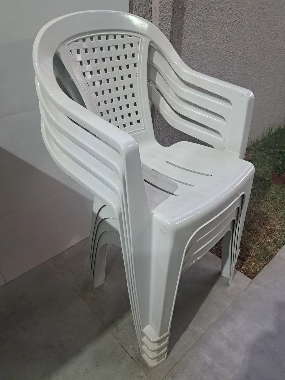 Mesa com 4 Cadeiras de Plástico com apoio de braço  - Foto 2