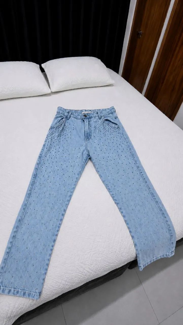 CALÇA JEANS CINTURA ALTA COM STRASS - TAMANHO 42 