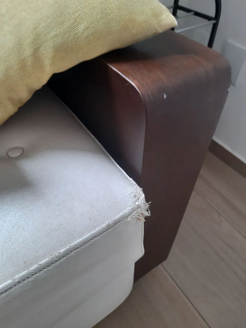 Sofá de couro branco e madeira  - Foto 3