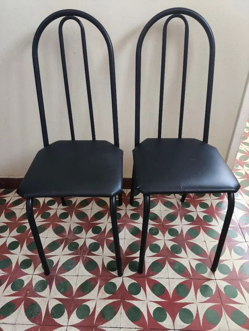 Cadeiras de ferro pretas e estofadas  - Foto 3