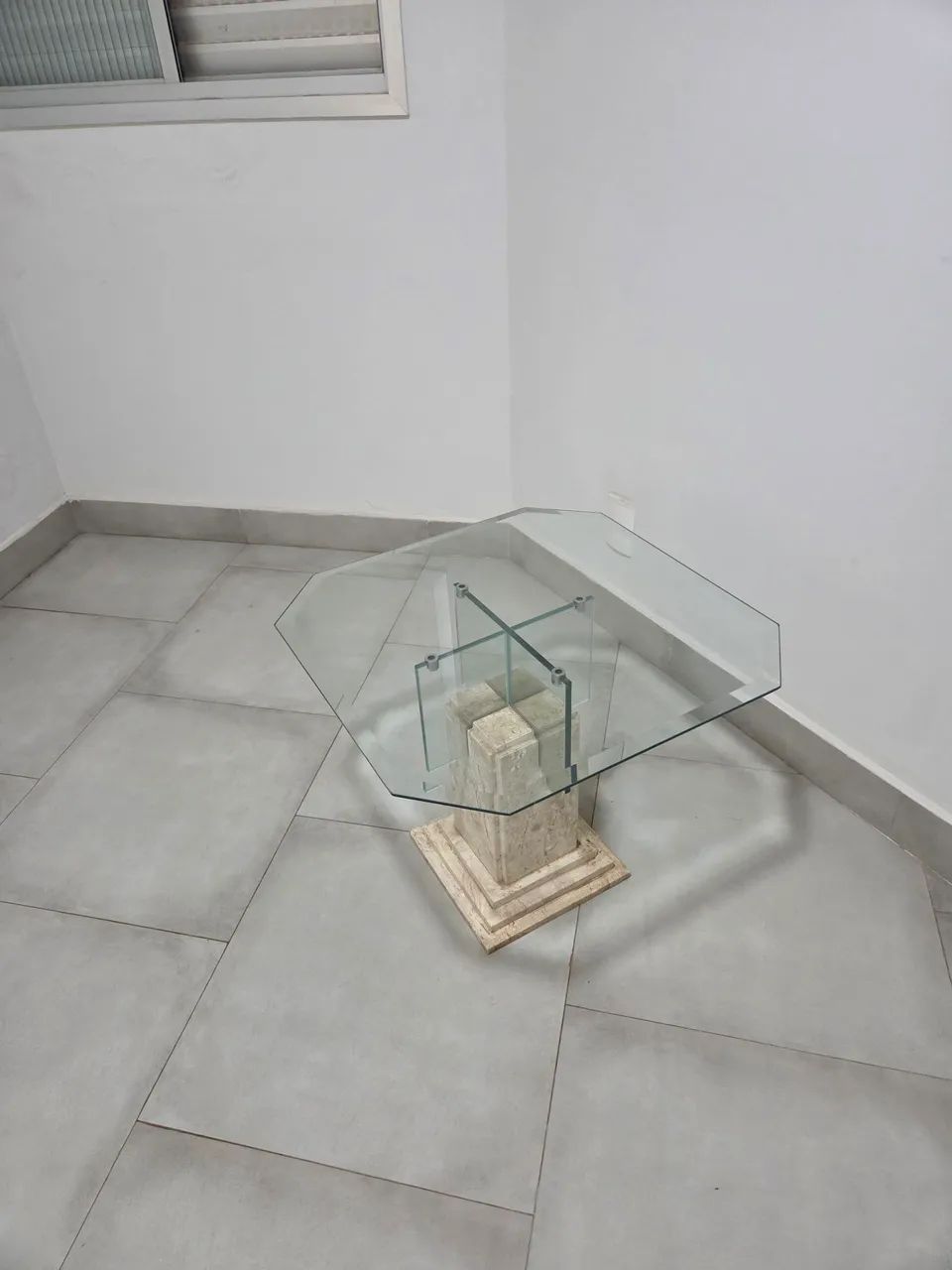 Mesa de Centro Quadrada com Tampo de Vidro e Base em Pedra Natural