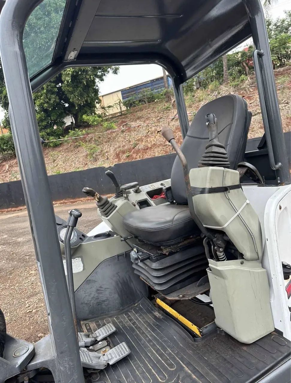 Miniescavadeira Bobcat E35 ano 2015, com 8.650 horas, em SP - Foto 5