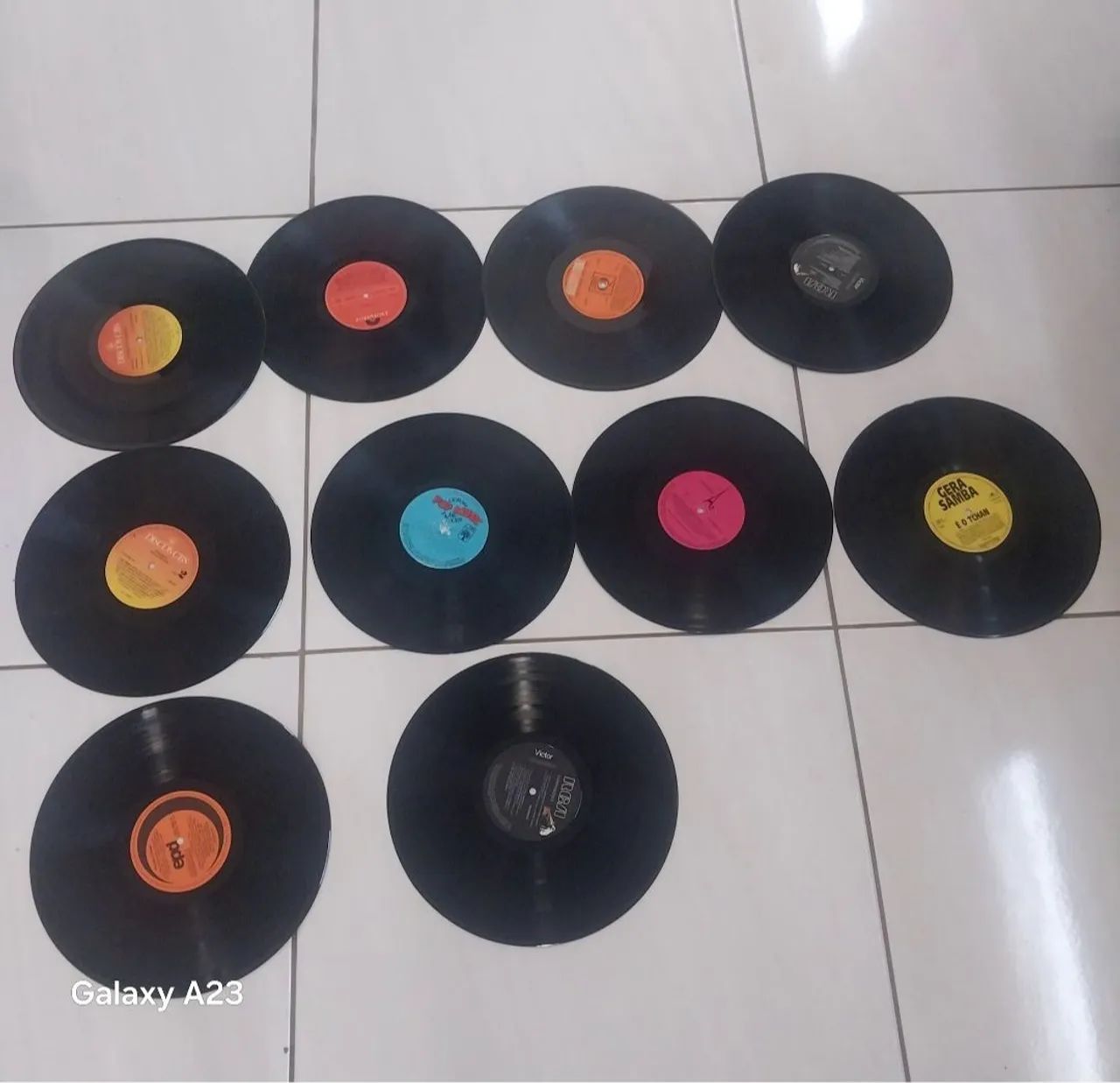 Discos de vinil para decoração estão arranhados para ouvir - Foto 2