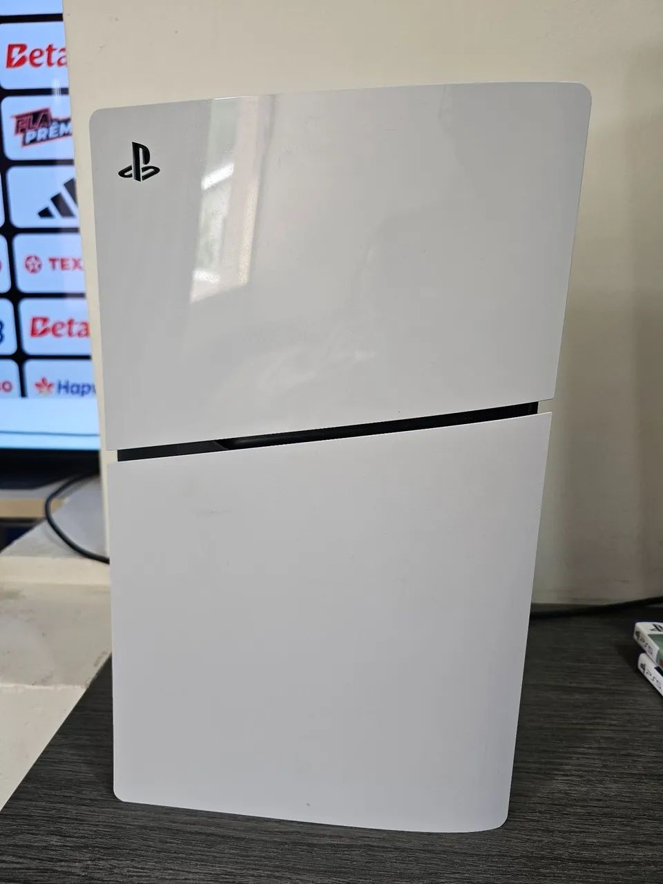 PS5 mídia física 1TB + 2 controles + 2 jogos - Foto 3