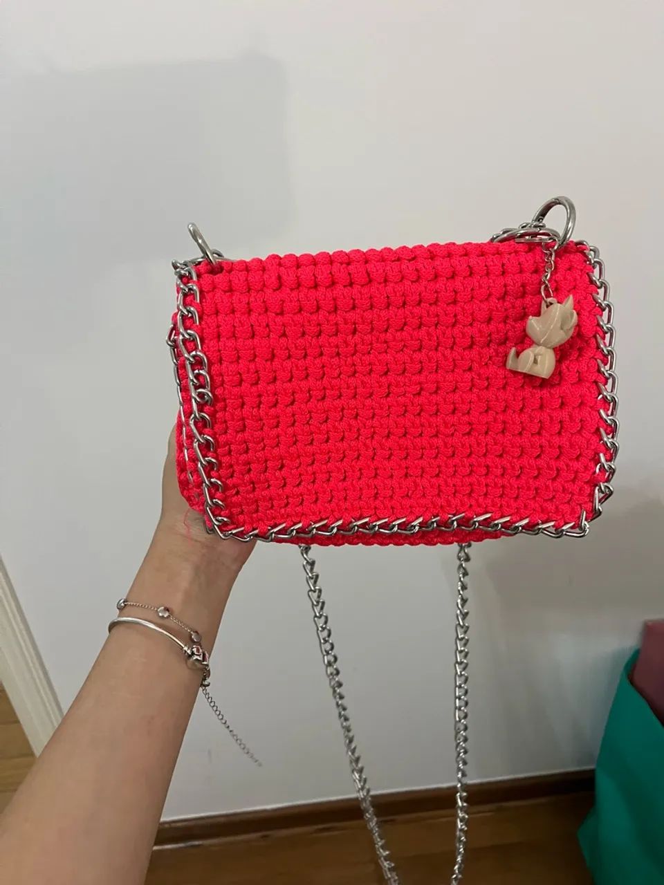 Bolsa de crochê com chaveiro 