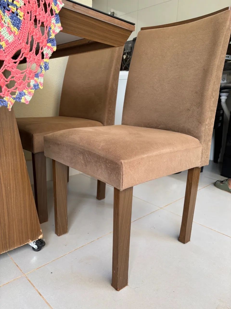 Mesa de jantar com 4 cadeiras estofadas - Foto 4