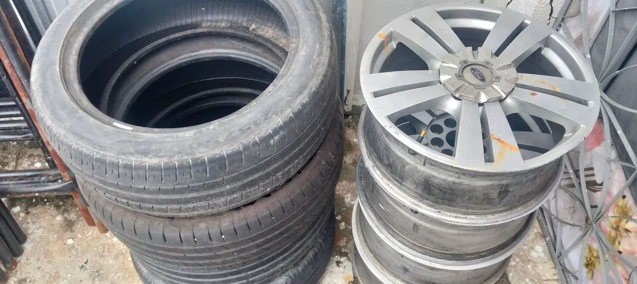 Jogo de rodas com pneus em bom estado 