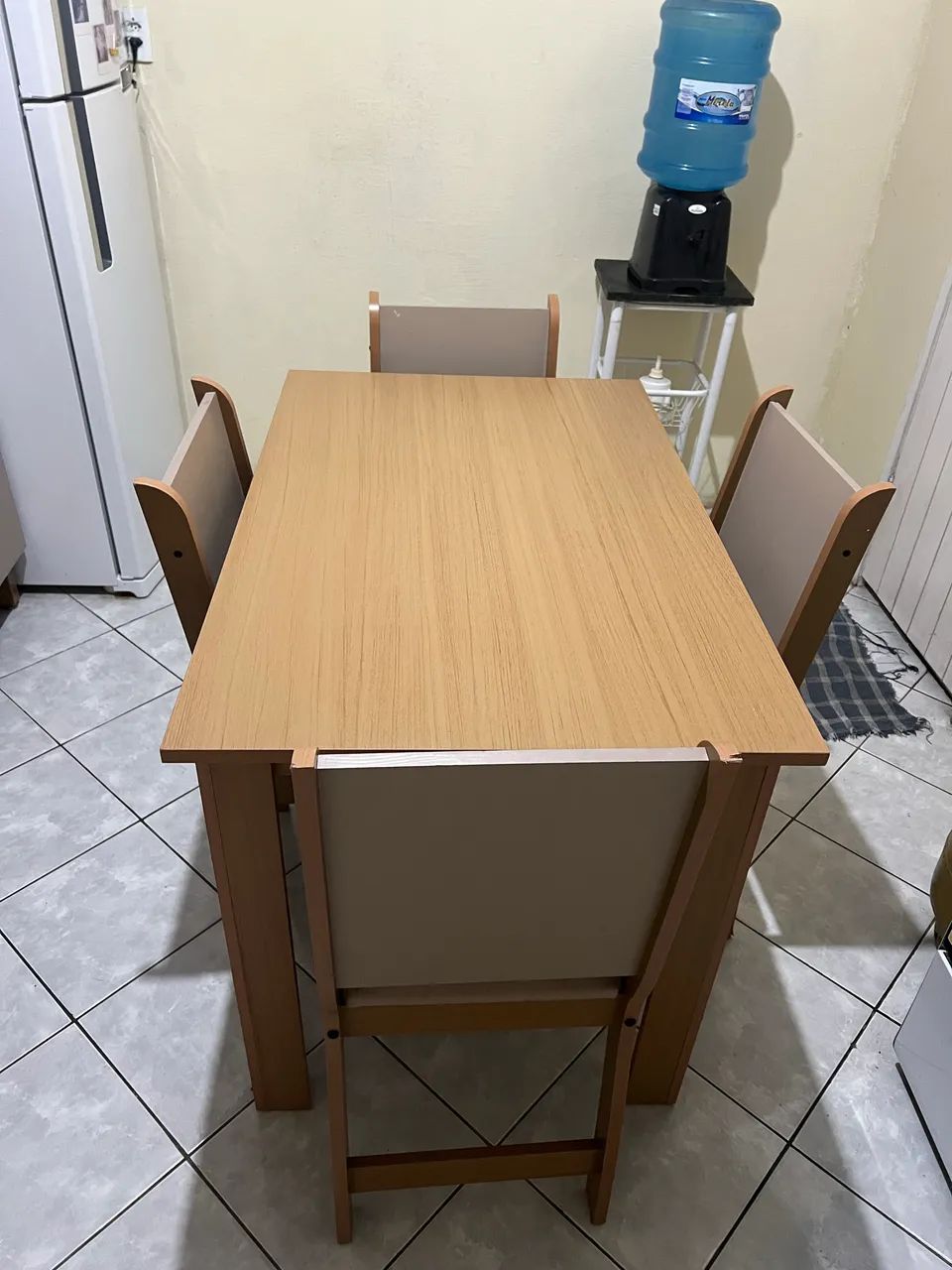 Mesa de madeira acompanha cadeiras - Foto 2