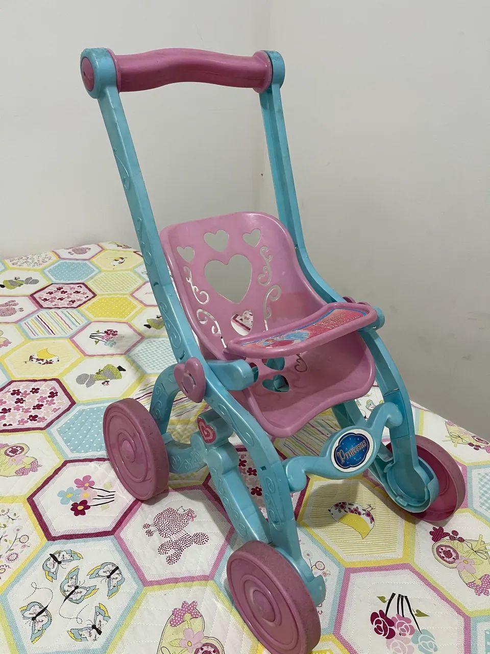 Carrinho de boneca das princesas semi novo  - Foto 2