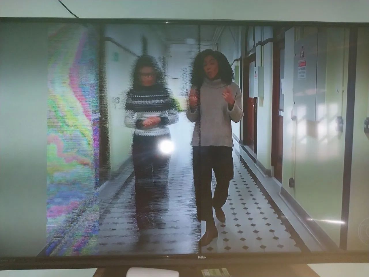 Vendo tv 60 polegadas não é smartphone e tá com listra na imagem 