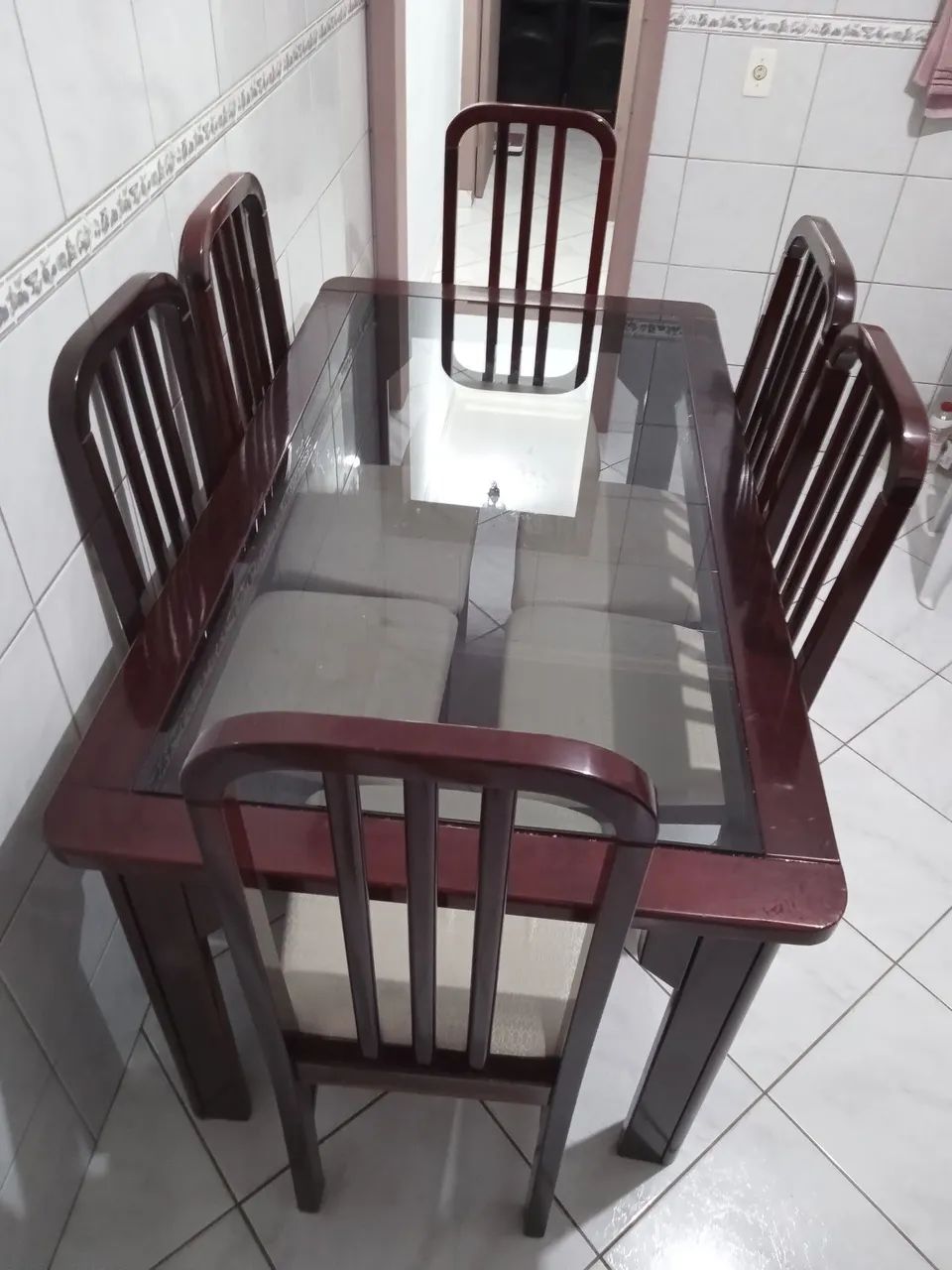 Mesa 6 cadeiras, madeira e vidro.