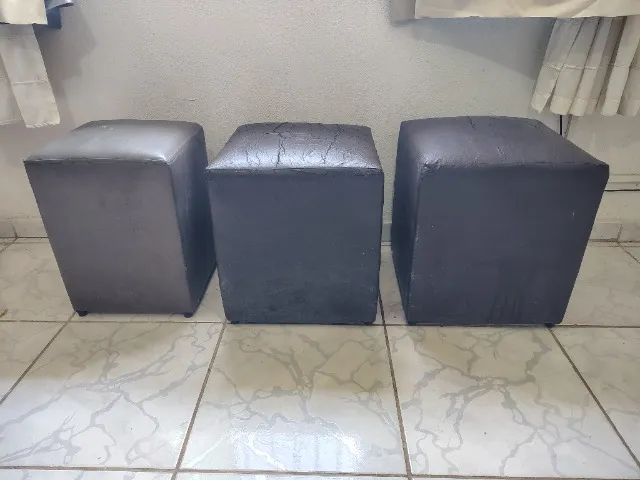 03 (três) pufs em corino, com rachaduras.