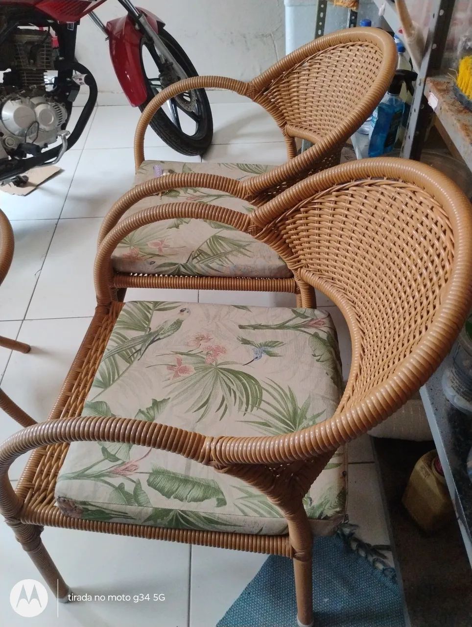 2 cadeiras e uma mesa de alumínio para área.
