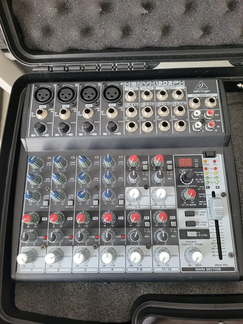 Mesa e interface Behringer Xenyx Q1002 USB com efeitos