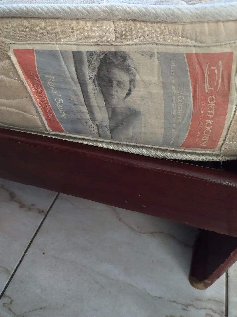 Cama de casal com espelho em madeira maciça - Foto 3